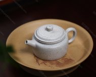 碧螺壺中香撲面，綠茶盞內(nèi)味如春。