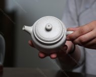 碧螺壺中香撲面，綠茶盞內(nèi)味如春。