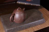 《秦權(quán)》宜興紫砂壺助理工藝美術(shù)師純手工禮品茶具紫泥秦權(quán)茶壺